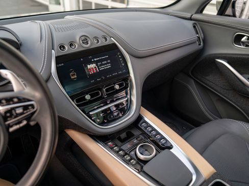 Used 2021 Aston Martin DBX image 9