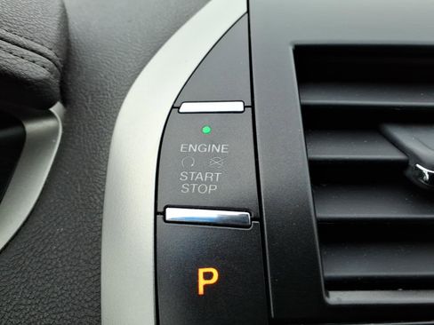 Used 2013 Lincoln MKZ Base image 18