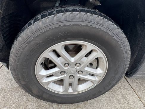 Used 2023 Jeep Grand Cherokee Laredo AWD/4WD image 25
