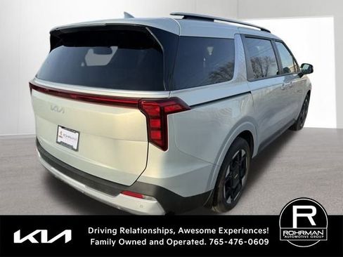 Used 2025 Kia Carnival EX image 4
