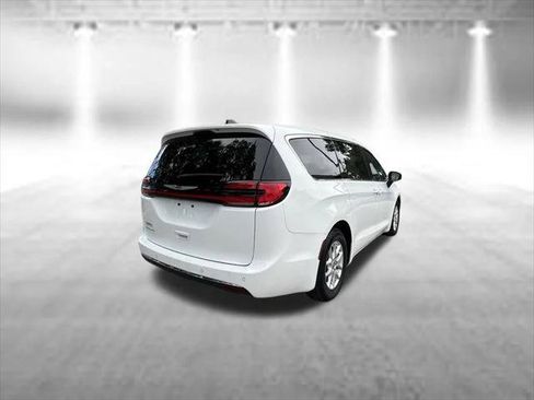 Certified 2023 Chrysler Pacifica Touring-L FWD image 7
