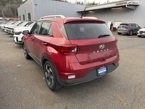 Certified 2024 Hyundai Venue SEL image 8