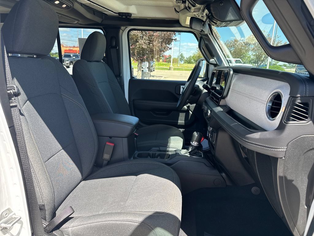 Used 2025 Jeep Wrangler Unlimited Sahara AWD/4WD image 33