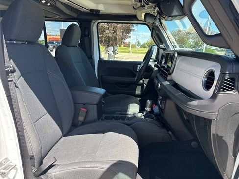 Used 2025 Jeep Wrangler Unlimited Sahara AWD/4WD image 33