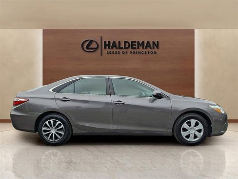 Used 2015 Toyota Camry LE image 7