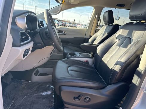 Certified 2024 Chrysler Pacifica Touring-L image 5