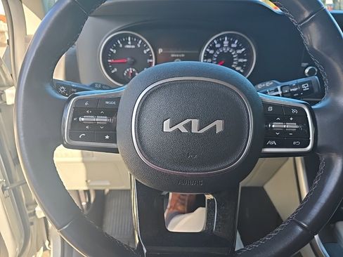 Used 2023 Kia Carnival LX image 15