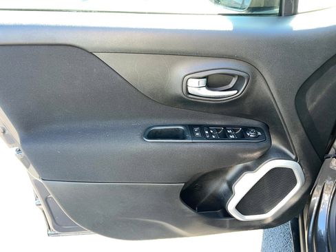 Used 2018 Jeep Renegade Latitude FWD image 11