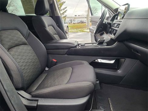 Used 2023 Nissan Pathfinder S image 17