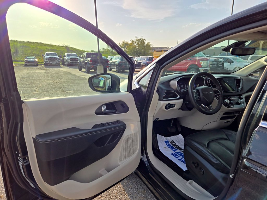 Used 2023 Chrysler Pacifica Touring-L FWD image 11