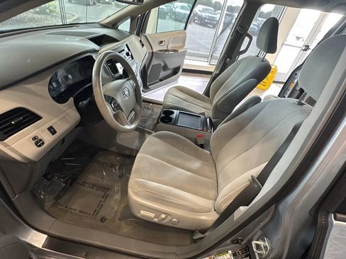 Used 2014 Toyota Sienna LE FWD image 26