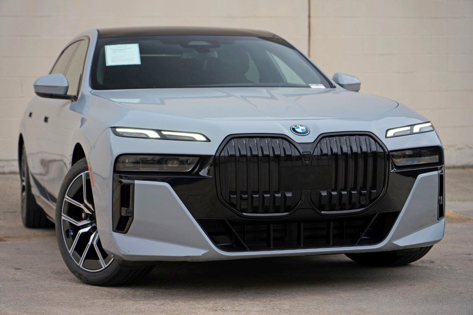 Used 2023 BMW i7 xDrive60 w/ Parking Assistance Package AWD/4WD image 3