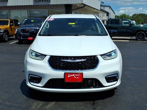 Used 2024 Chrysler Pacifica Touring-L FWD image 9