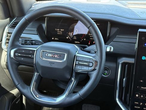 Used 2025 GMC Acadia Elevation image 13