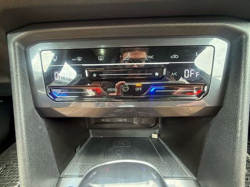 Used 2022 Volkswagen Tiguan SE w/ Panoramic Sunroof Package image 16