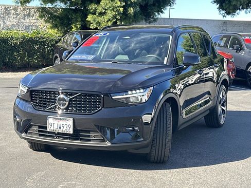 Certified 2025 Volvo XC40 B5 Plus w/ Protection Package Premier image 8