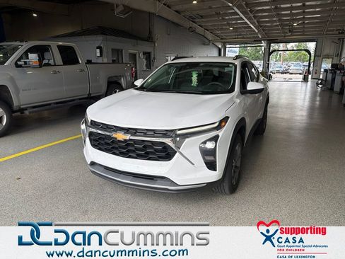 Used 2024 Chevrolet Trax LT FWD image 1