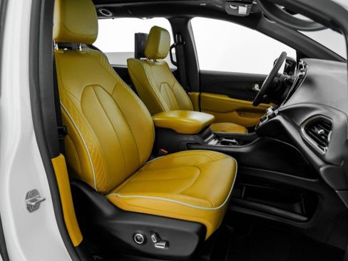 Used 2023 Chrysler Pacifica Pinnacle image 29