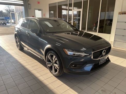 Certified 2025 Volvo V60 B5 Cross Country Plus image 5
