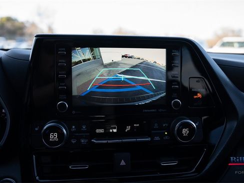 Used 2022 Toyota Highlander XSE image 16