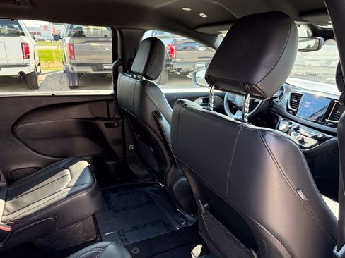 Used 2019 Chrysler Pacifica Touring-L FWD image 19