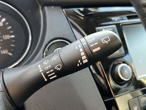 Used 2018 Nissan Rogue SL w/ Premium Package image 24