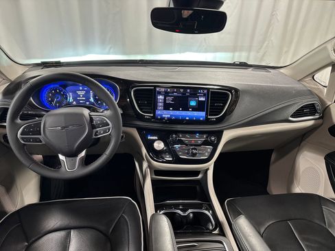 Used 2023 Chrysler Pacifica Limited FWD image 8