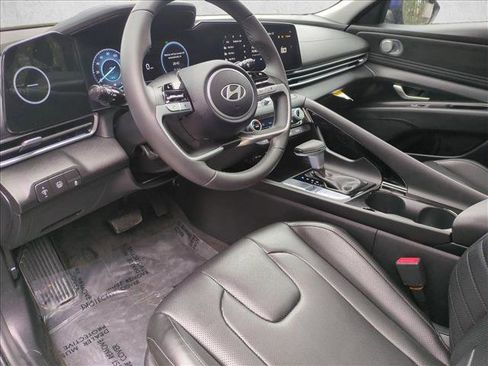 Certified 2025 Hyundai Elantra Limited image 10