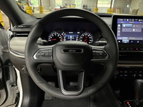 Used 2023 Jeep Compass Limited image 18