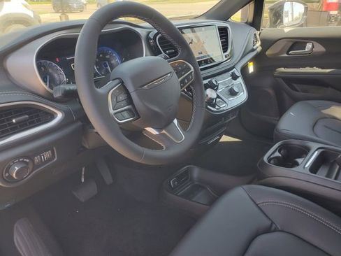 New 2027 Chrysler Pacifica Select FWD image 11