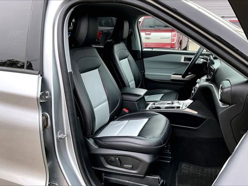 Certified 2022 Ford Explorer XLT w/ Equipment Group 202A image 8