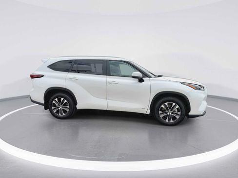 Certified 2026 Toyota Highlander XLE AWD/4WD image 9