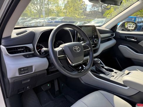 Used 2021 Toyota Highlander XLE AWD/4WD image 13