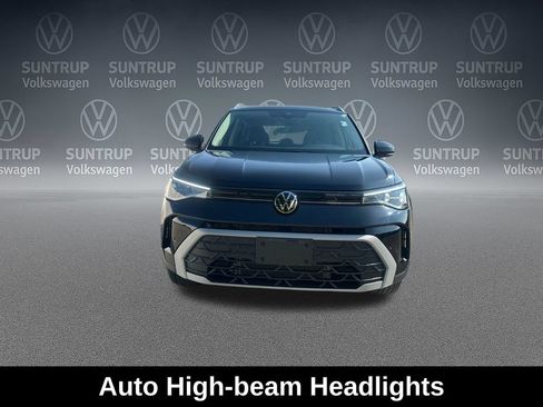 Used 2025 Volkswagen Taos SE w/ Panoramic Sunroof Package AWD/4WD image 12
