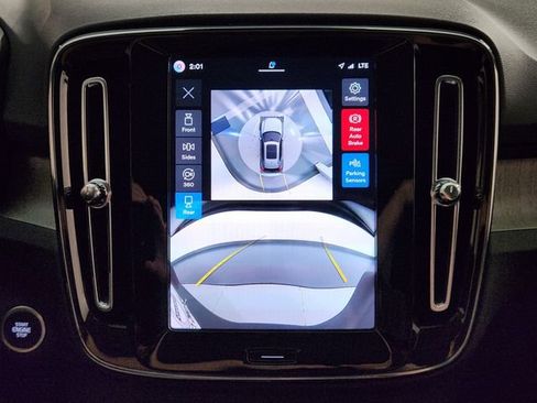 Certified 2026 Volvo XC40 B5 Plus AWD/4WD image 18