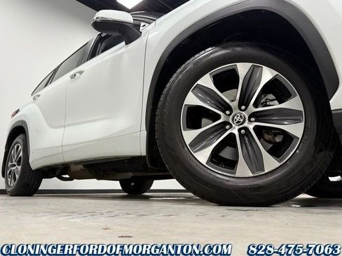 Used 2023 Toyota Highlander LE image 3