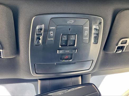 Used 2025 Toyota Sienna Platinum AWD/4WD image 32