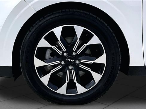 Used 2023 Kia Carnival EX FWD image 10
