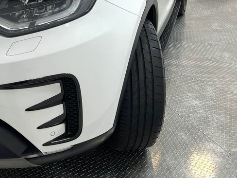 Used 2017 Land Rover Discovery HSE AWD/4WD image 41