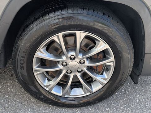 Used 2020 Jeep Cherokee Latitude Plus image 19