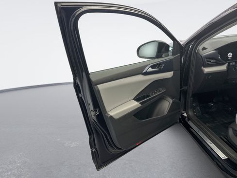 Used 2023 Volkswagen Taos SE w/ Panoramic Sunroof Package AWD/4WD image 9