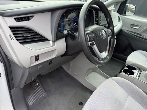 Certified 2020 Toyota Sienna LE image 30