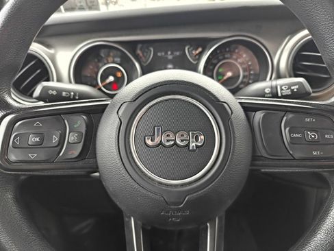 Used 2021 Jeep Gladiator Sport image 12