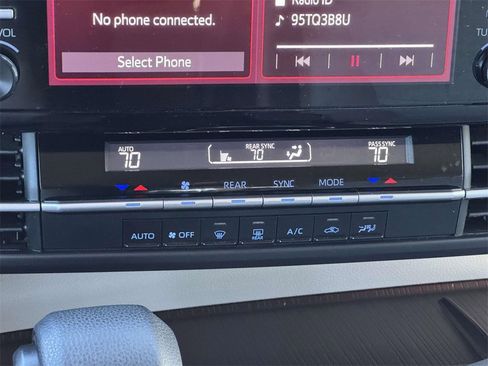 Used 2024 Toyota Sienna LE image 5