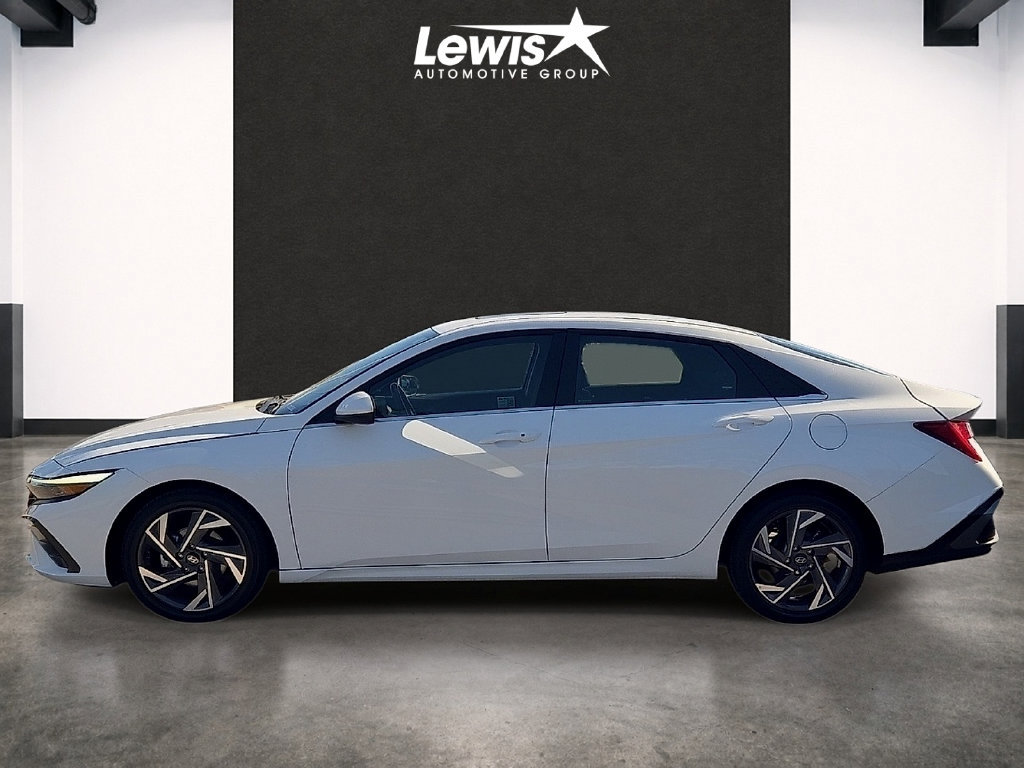 Used 2025 Hyundai Elantra SEL FWD image 2