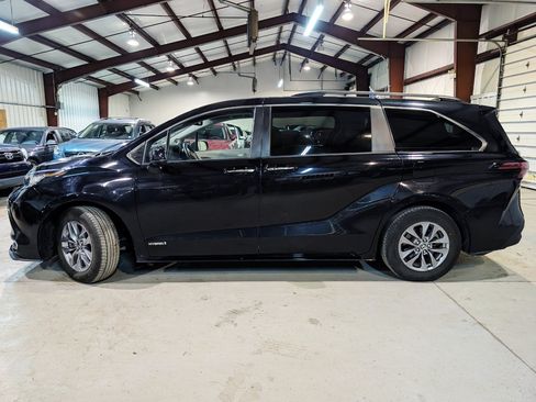 Used 2021 Toyota Sienna XLE w/ XLE Plus Package FWD image 6