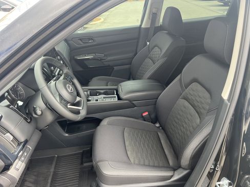 Certified 2025 Nissan Pathfinder SV image 13