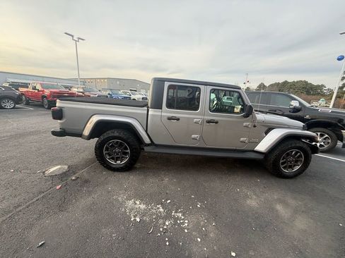 Used 2020 Jeep Gladiator Overland image 4