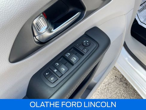 Used 2024 Chrysler Pacifica Touring-L FWD image 18