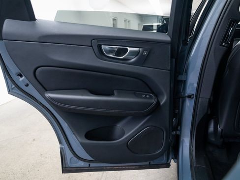 Used 2023 Volvo XC60 B5 Plus image 19